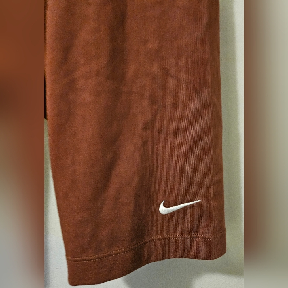 Nike Women's Sportswear Essential Bike Shorts Burgundy Sz Small cz8526-231 New - Picture 2 of 8